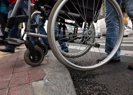  У Львові для зручності осіб з інвалідністю та мам з візочками понизять тротуари на переходах