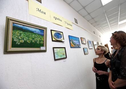 У Мінсоцполітики відкрилася виставка художніх робіт дітей та молоді з особливими потребами