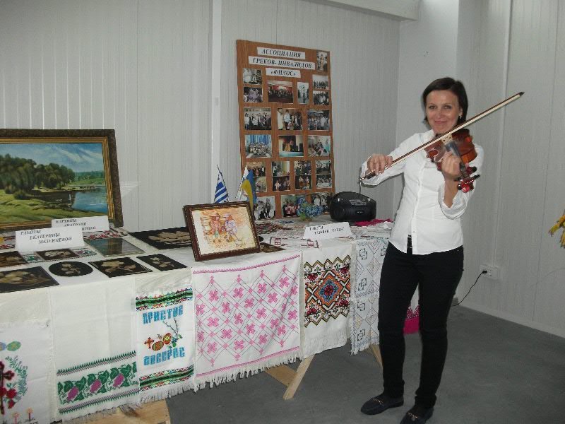 Звуки азартной музыки, исполняемой на скрипке Мариной Архиповой, зазывали посетителей на наши выставки