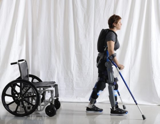 Экзоскелет ReWalk заново учит ходить парализованных людей-3810