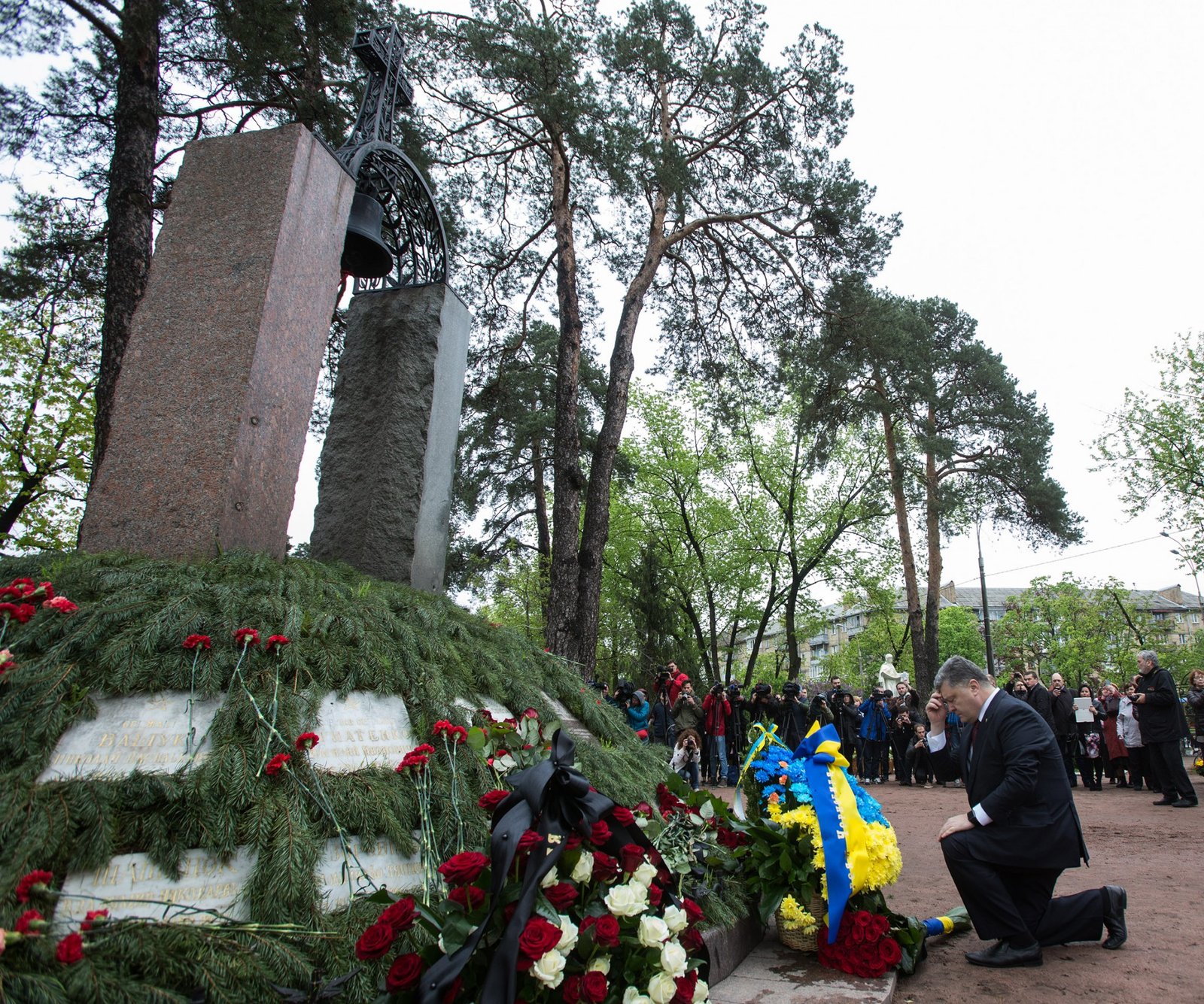 Петро Порошенко вшанував пам'ять ліквідаторів та жертв аварії на Чорнобильській АЕС