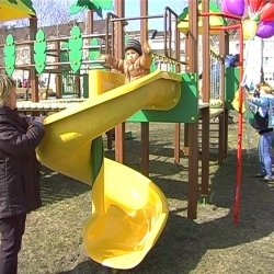 Благодійник у Кузнецовську зробив дитячий майданчик для особливих дітей