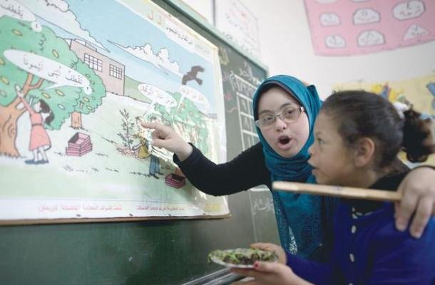 Первая в Газе учительница с синдромом Дауна преуспевает в своем деле