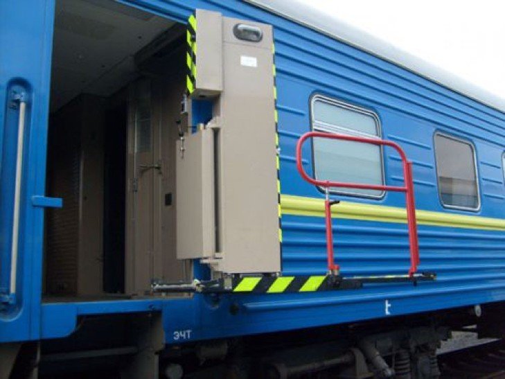 До літніх перевезень Укрзалізниця забезпечила 75 пасажирських поїздів салонними візками для людей з особливими потребами
