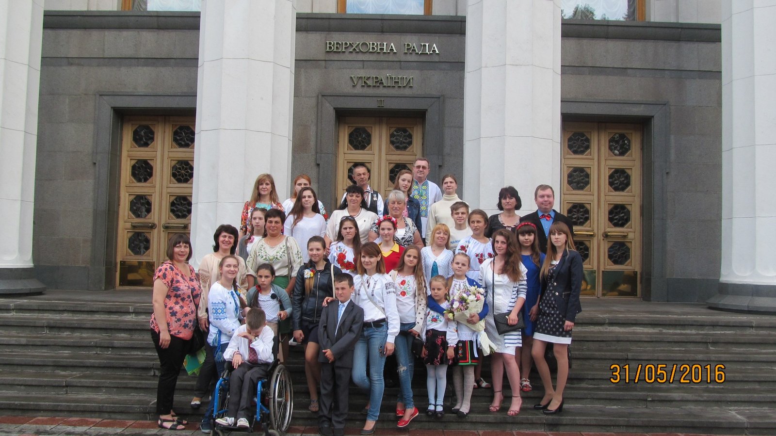 У будівлі Верховної Ради України діти та молодь з особливими потребами з усіх регіонів України продемонстрували свої творчі таланти – вироби декоративно-прикладного мистецтва