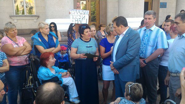 У Кропивницькому чиновники міськради побоялись відчути, з якими проблемами стикаються люди на візках