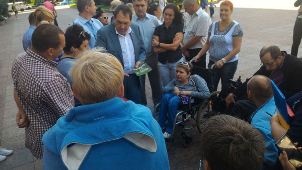 У Кропивницькому чиновники міськради побоялись відчути, з якими проблемами стикаються люди на візках