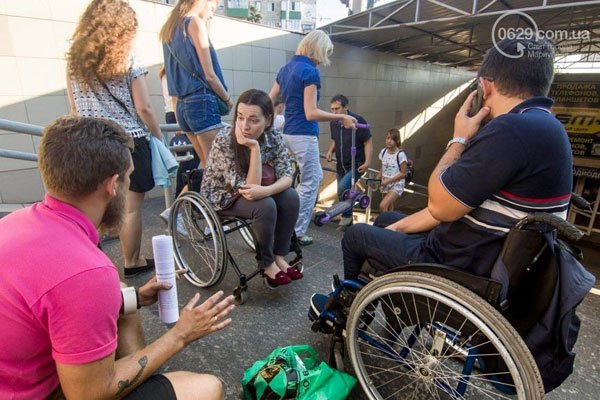 В Мариуполе люди на инвалидных колясках перегородили пешеходный переход