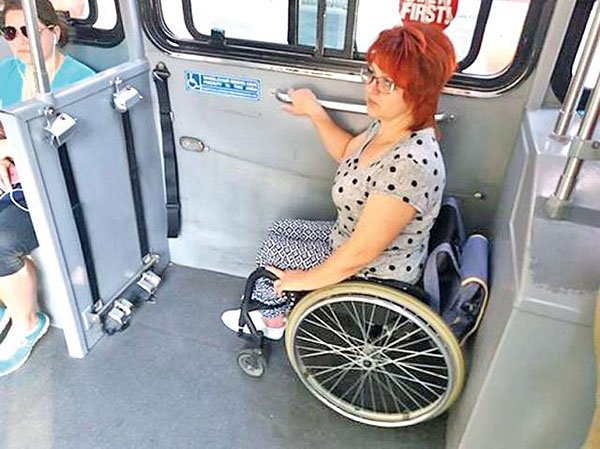 Спеціально обладнане місце для людей з інвалідністю в автобусі
