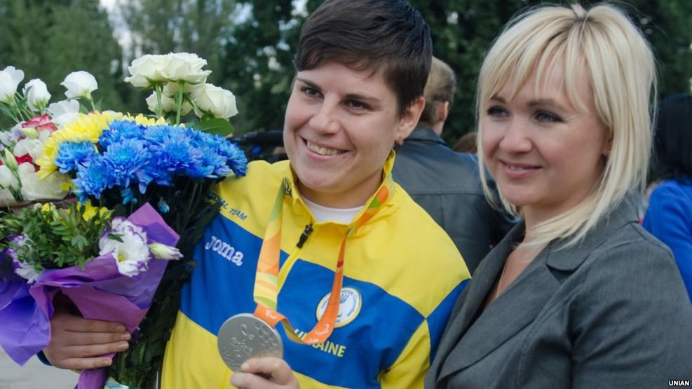Марія Помазан (зліва) під час урочистої зустрічі спортсменів-паралімпійців