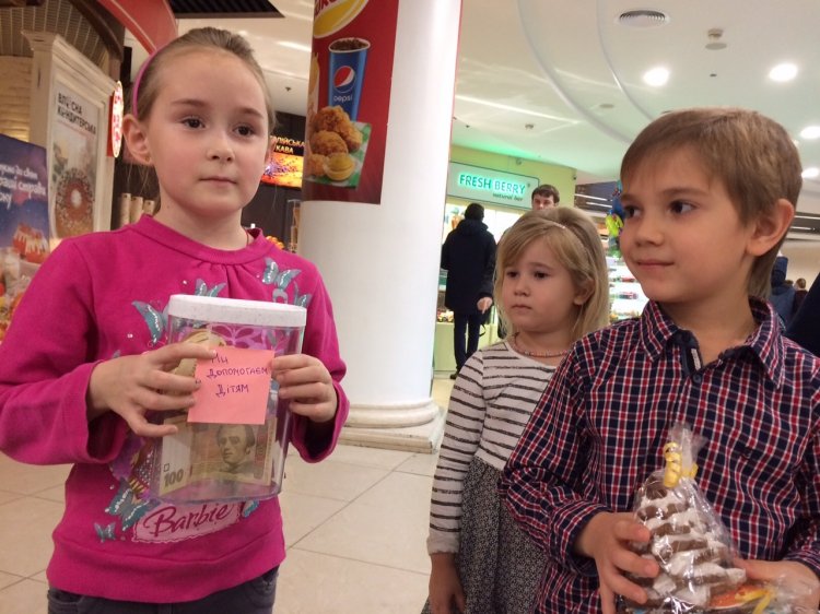 Катя Єлагіна, Аліса і Стасик Грач пройшлися торгівельним центром, щоб зібрати гроші до скриньки для пожертв