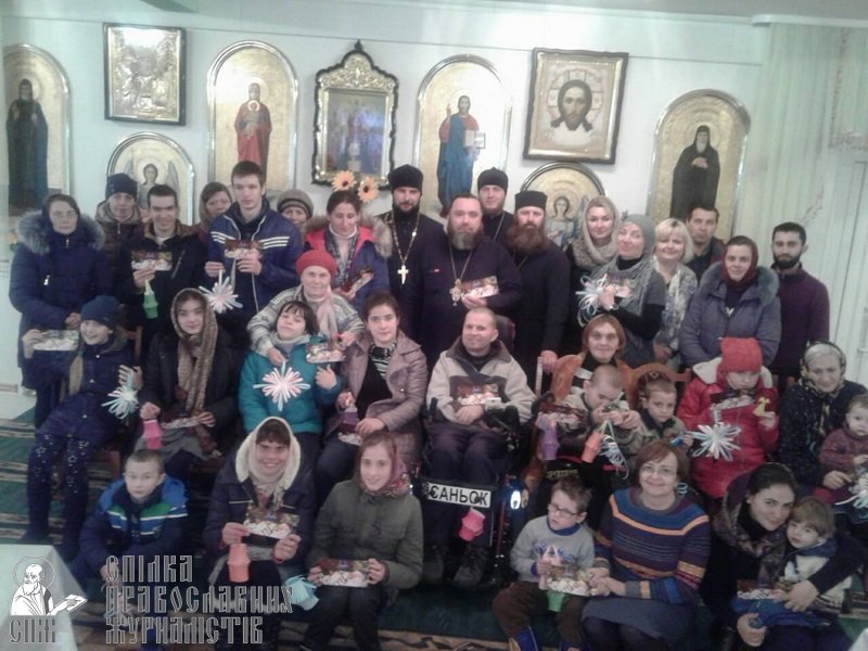 Листи дітей з інвалідністю до Святого Миколая викликали у священників сльози