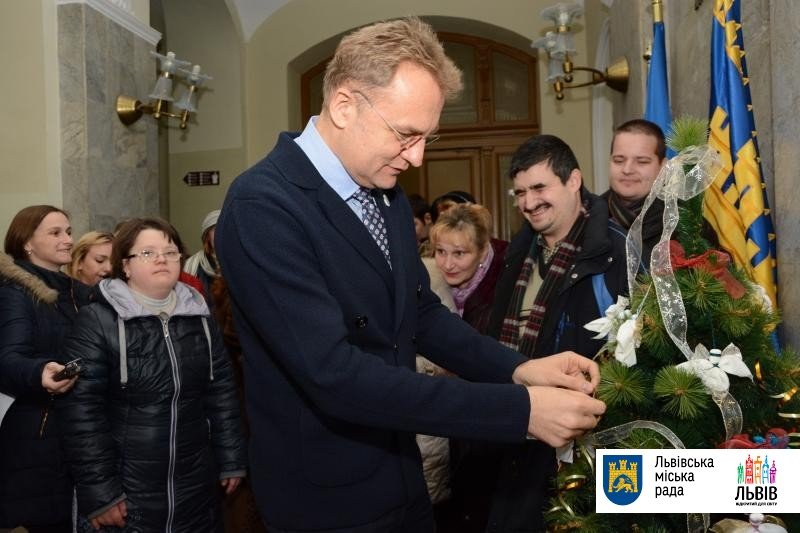 У Львівській міській раді відкрили особливу різдвяно-новорічну ялинку