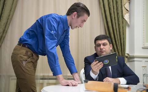 Прем'єр-міністр зустрівся із українським інженером - розробником екзоскелету для людей з порушеннями руху UniExo Антоном Головаченком