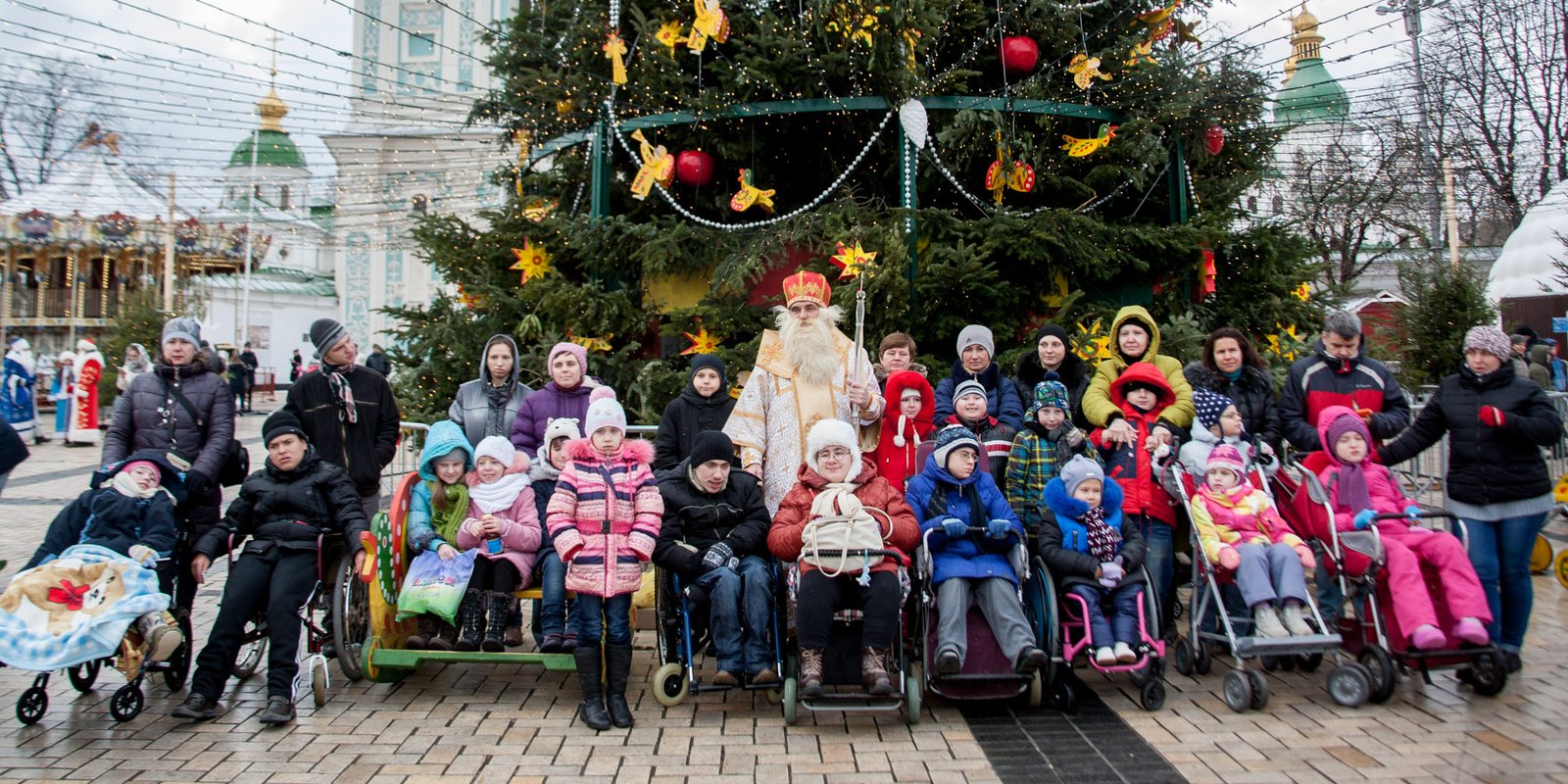 Близько 400 особливих дітей із усіх районів столиці стали учасниками новорічного казкового дійства в КМДА