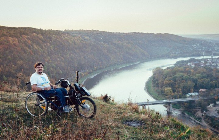 Унікальна історія про тернопільського фотографа з інвалідністю, чиї світлини прикрашають світові глянці