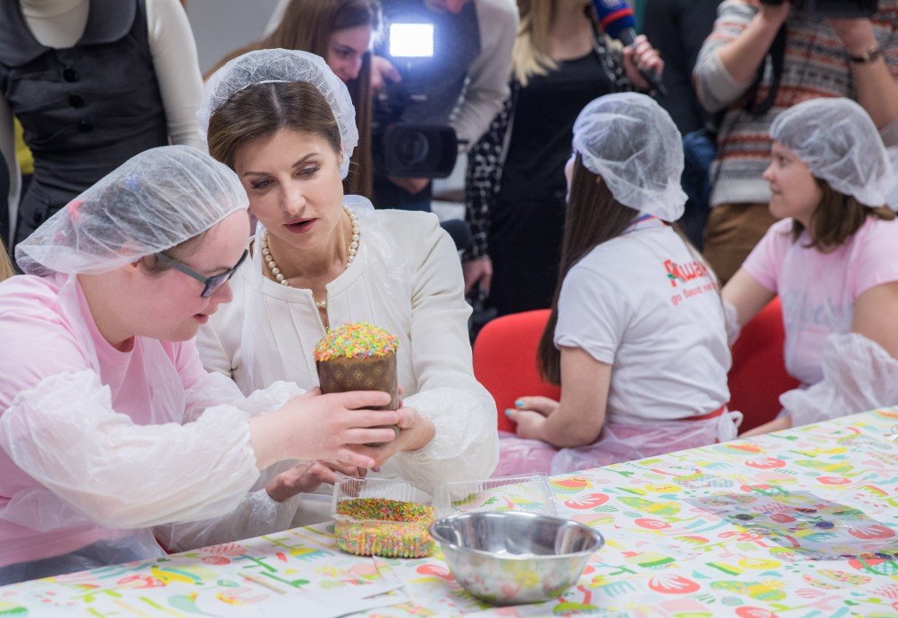 У Чистий четвер Марина Порошенко разом із дітьми допомагала молоді з інвалідністю готувати Великодні паски