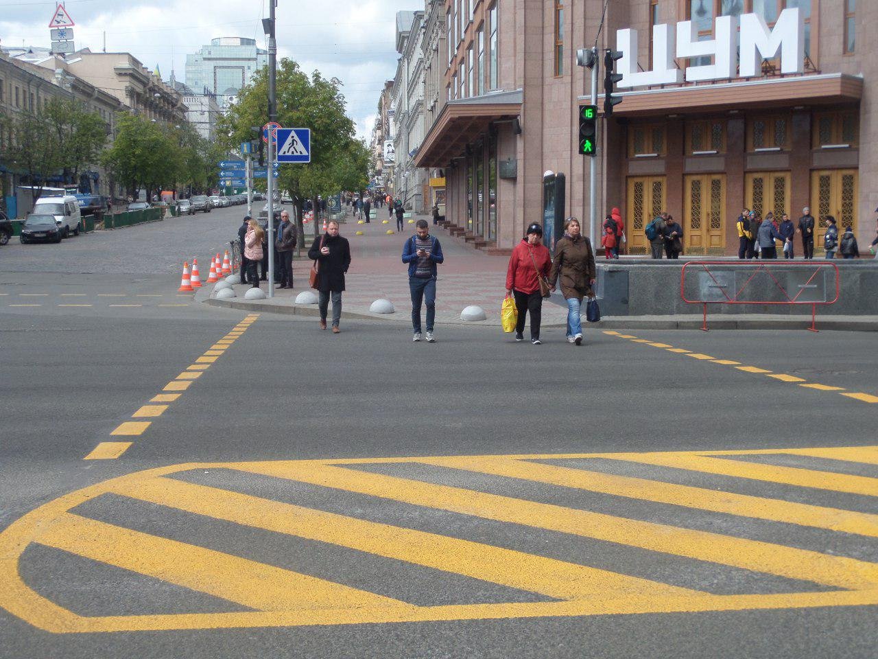 До уваги водіїв! На примиканні вул. Б. Хмельницького до вул. Хрещатик запрацював тимчасовий наземний пішохідний перехід зі світлофором