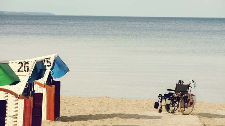 У Маріуполі люди з інвалідністю відкрили пляжний сезон