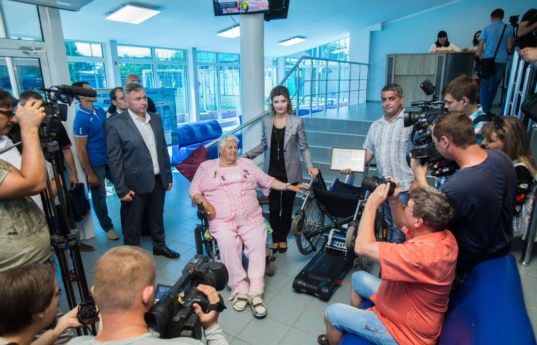 Марина Порошенко передала гусеничний підйомник спортсменам на візках Луганської ДЮСШ для осіб з інвалідністю у місті Кремінна