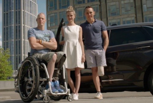 Ford предлагает бесплатное такси с водителями с инвалидностью