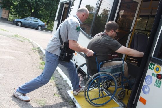 У Кропивницькому водії тролейбусів вчилися допомагати людям на візках