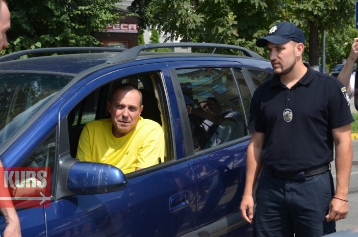 У Франківську патрульні спробували достукатися до совісті водіїв, які паркуються на місцях для людей з інвалідністю