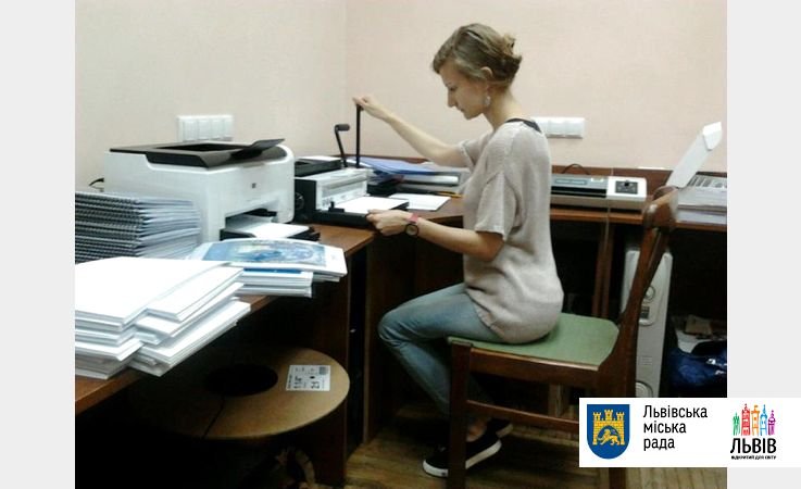 Незрячі діти України отримали нові книги, які надрукували шрифтом Брайля фахівці зі Львова та Києва