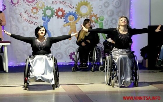 Танок на візках та вироби hand-made: у Вінниці відкрили ювілейну виставку новорічних подарунків «Руками створена краса»