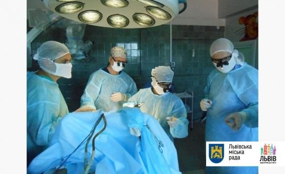 В міській дитячій лікарні лікарі-ортопеди з Польщі консультують і оперують діток зі складними патологіями