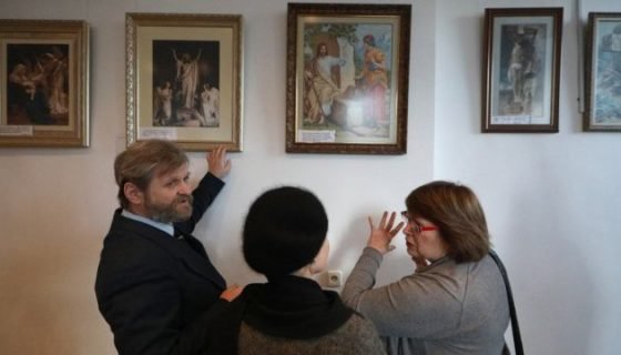 В АртХабі Укрінформу відкрилася виставка вишитих картин Надії Полєвої