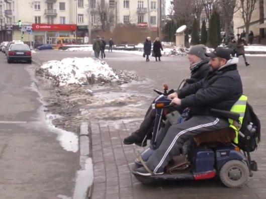 Доступно чи обмежено: як живуть люди на інвалідних візках у Луцьку