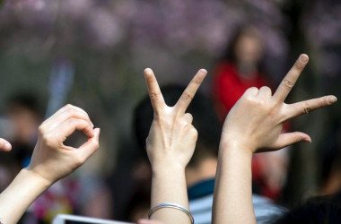 Кожна школа України отримає «зіркову абетку» для популяризації вивчення жестової мови