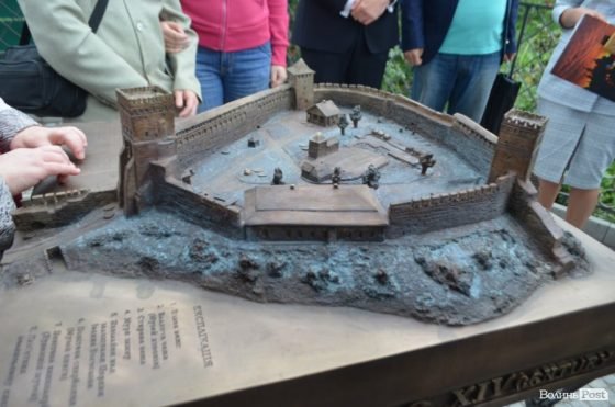Замок Любарта на дотик: у Луцьку встановили бронзовий макет твердині