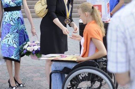 Небайдужі зібрали черкащанці за два місяці більше 20 тисяч гривень на новий інвалідний візок