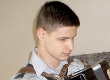 Незрячий юный одессит научился виртуозно играть на нескольких музыкальных инструментах