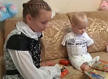 Ваня из Николаева, родившийся без рук и ноги, живет в приемной семье и готовится ехать в Германию