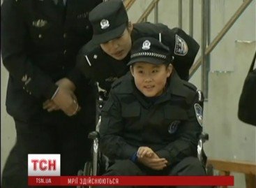 В Китае 9-летний мальчик-инвалид осуществил свою мечту и стал полицейским