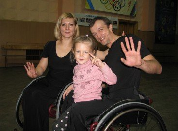 Двоє осіб з інвалідністю-візочників познайомилися і одружилися завдяки танцям