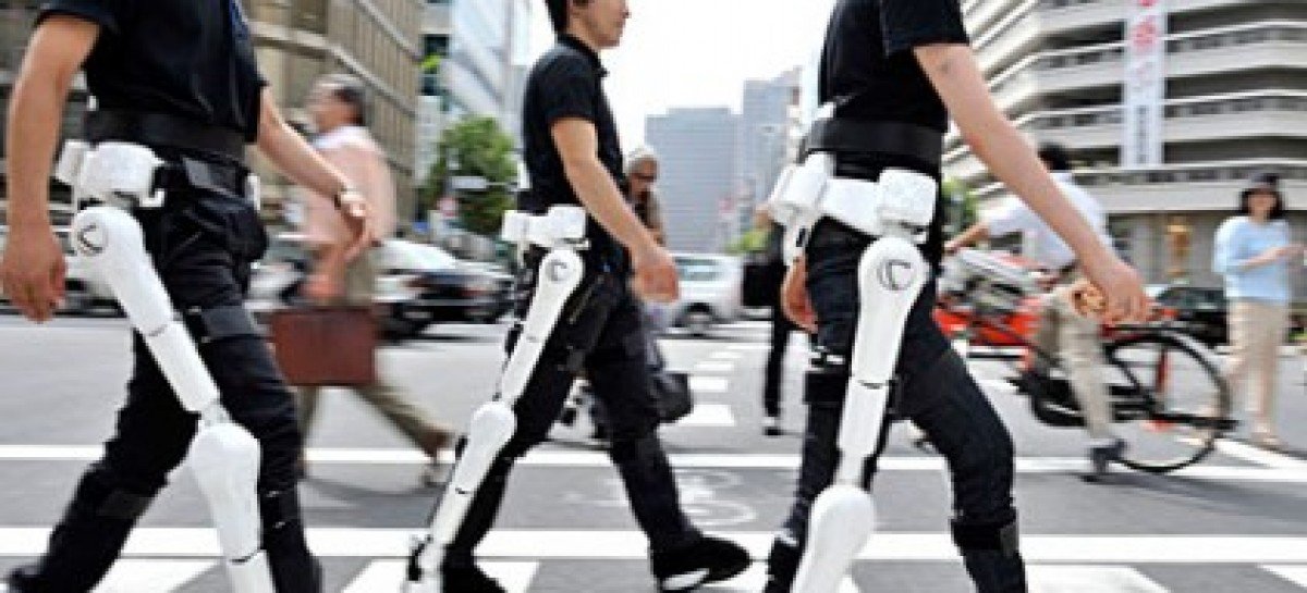 Роботы дарят инвалидам возможность ходить (Видео)