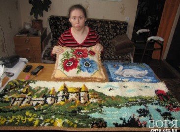 Нікопольчанка Наталя Сарана створює чарівні килими, незважаючи на хворобу