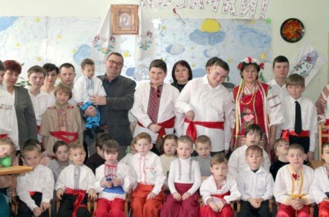 В Николаевском центре соцреабилитации детей-инвалидов мальчишки варили борщ и преодолевали «пороги»