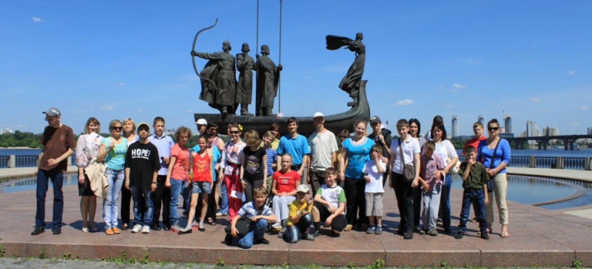 Дети и молодежь с инвалидностью побывали на обзорной экскурсии по Киеву