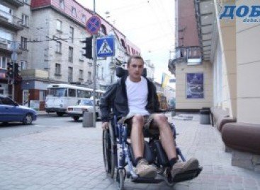 – До магазину на візку? Ви що вже, зовсім? – кореспондент ДОБИ в інвалідному візку їздив Тернополем (фото, відео)