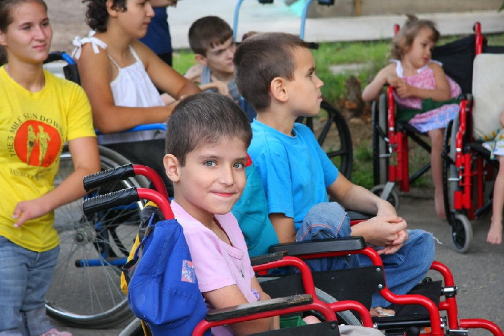 Дети инвалиды. Родители детей инвалидов. Дети инвалиды Украина. Детский дом инвалидов. Мероприятия с детьми с ограниченными возможностями