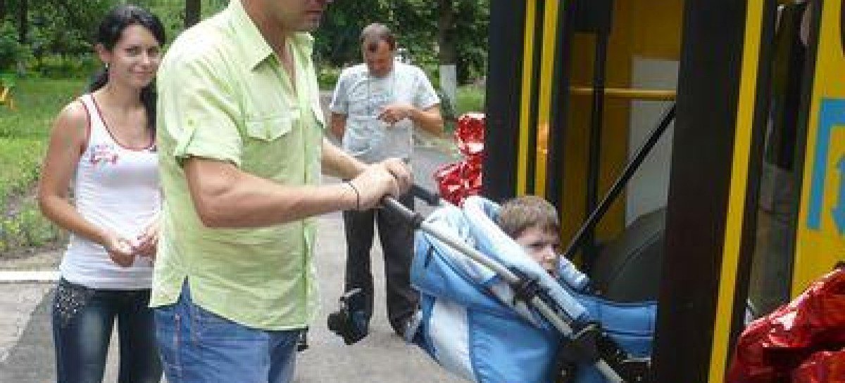 Енакиево. Горожане собрали деньги на автобус детям-инвалидам