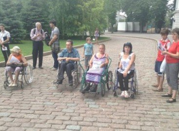 В Днепропетровске инвалиды требовали открыть центр для реабилитации больных ДЦП