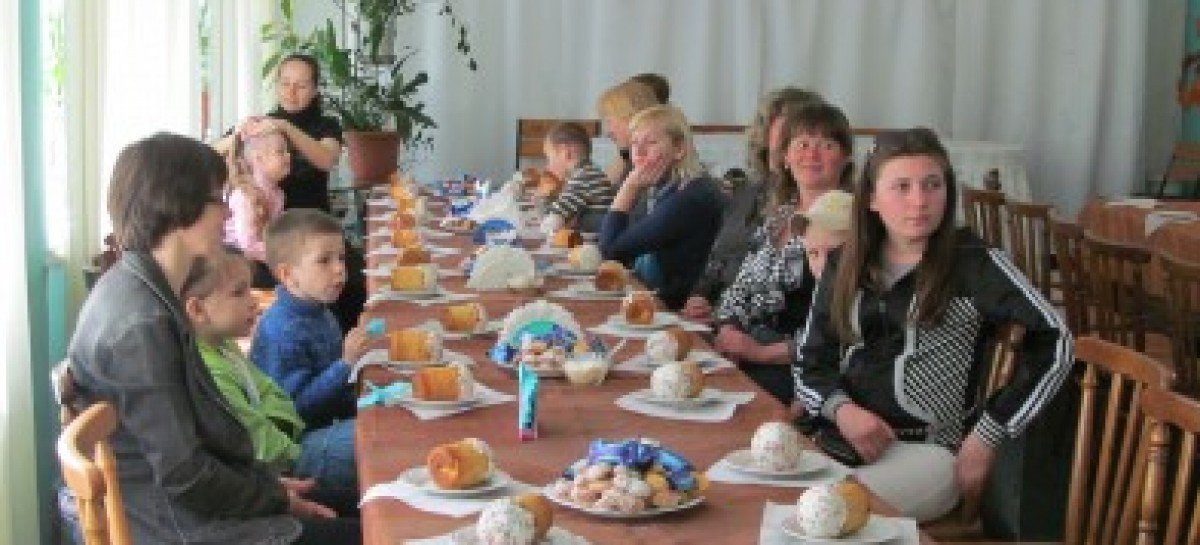 Кременчугская ассоциация инвалидов детства поздравила своих подопечных с грядущими праздниками
