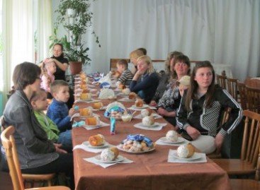 Кременчугская ассоциация инвалидов детства поздравила своих подопечных с грядущими праздниками