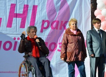 Вулицями Києва пройшов марш “Всім світом проти раку”